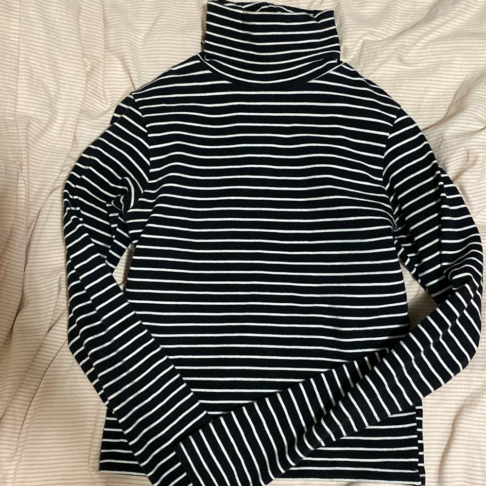 American Apparel striped turtleneck 🖤🤍